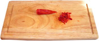 papryczka chili, drewniana deska do krojenia